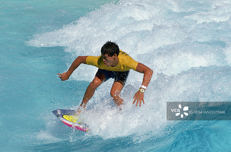 在造浪池中玩趴板的丹尼·金图片素材