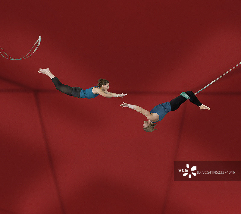 空中飞人杂技演员图片素材
