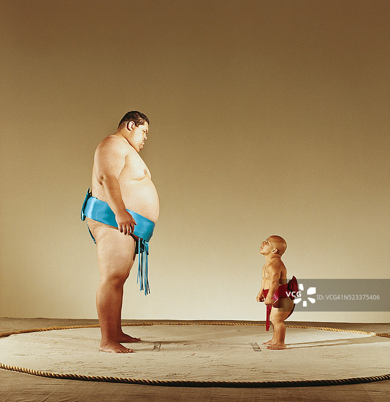 准备与相扑摔跤手战斗的小个子图片素材