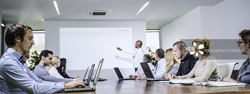 行政人员在会议室讲解图片素材