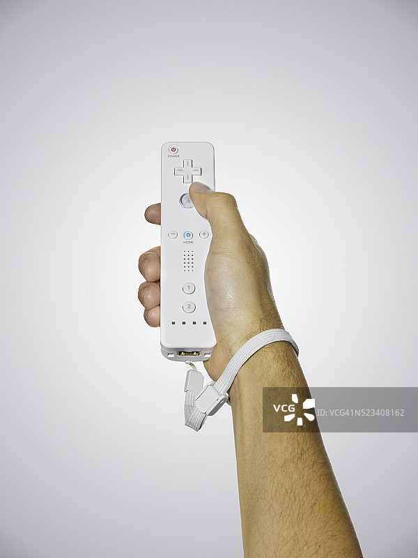男子手持Wii游戏手柄图片素材