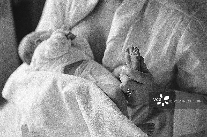 母亲给新生儿子喂母乳图片素材
