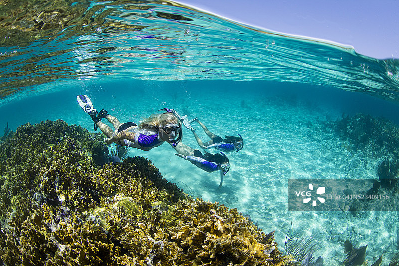 享受巴哈马清澈海水图片素材