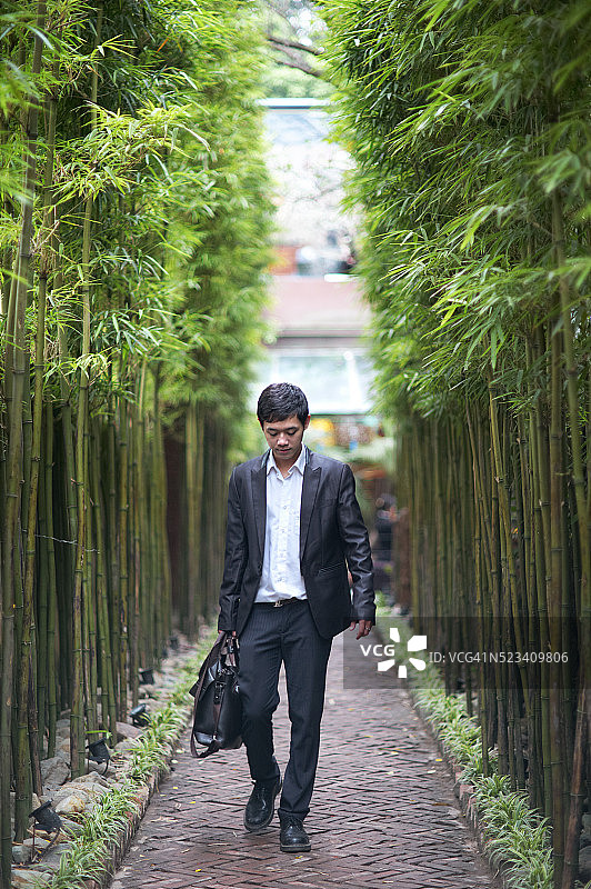 年轻的亚洲商人图片素材