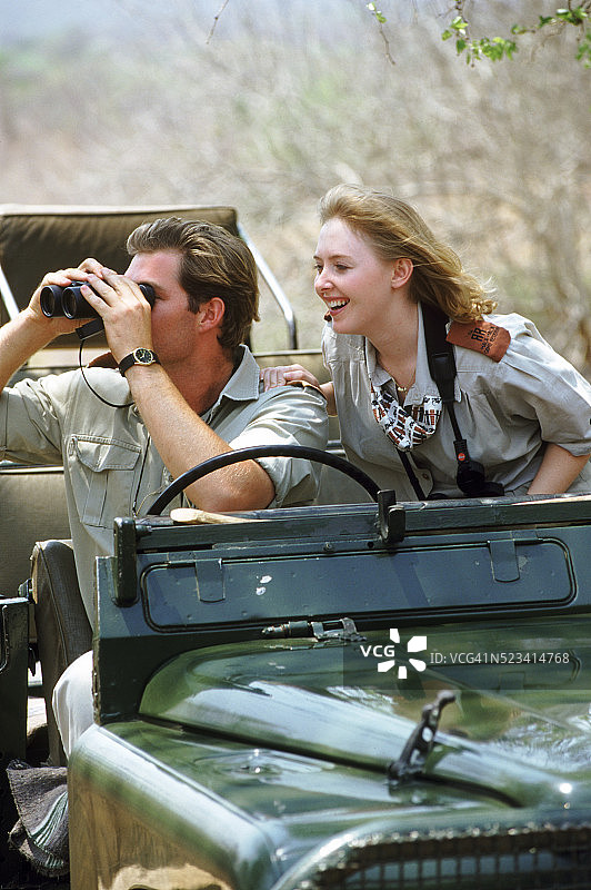 情侣在旅行中观赏野生动物图片素材