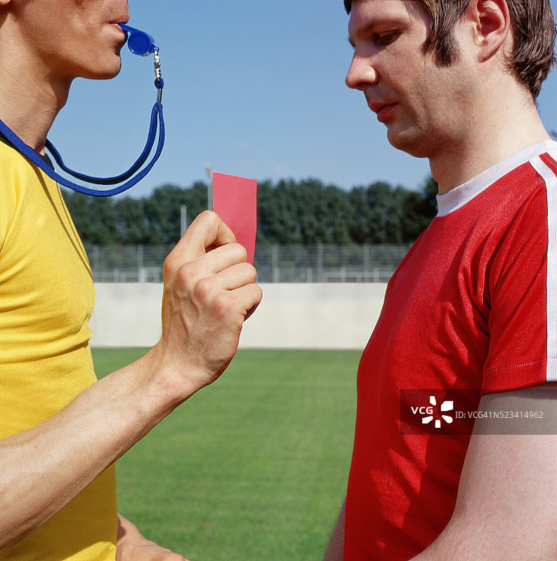 裁判向足球运动员出示红牌图片素材