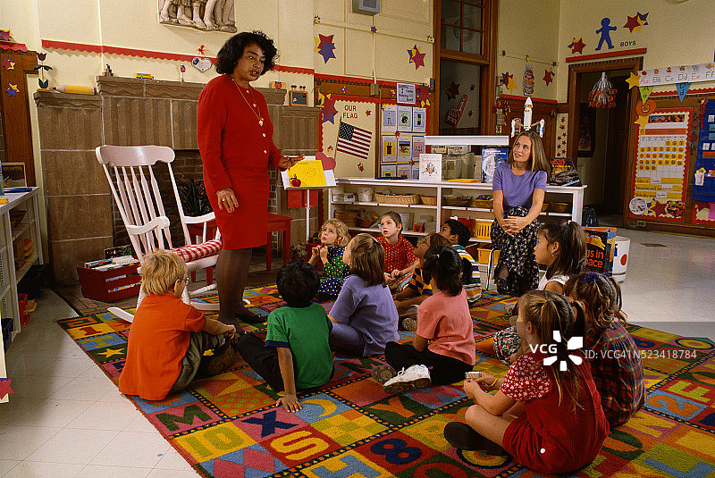 6岁的孩子们在听老师讲课图片素材