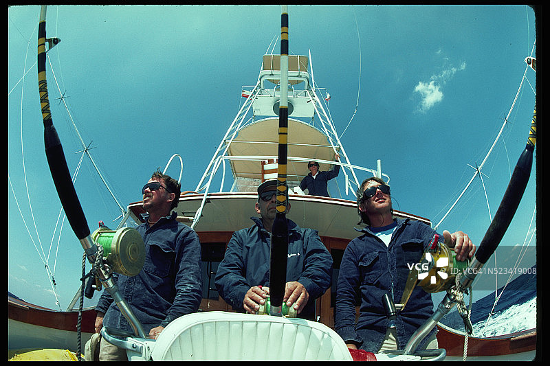 乘坐运动艇的渔民图片素材