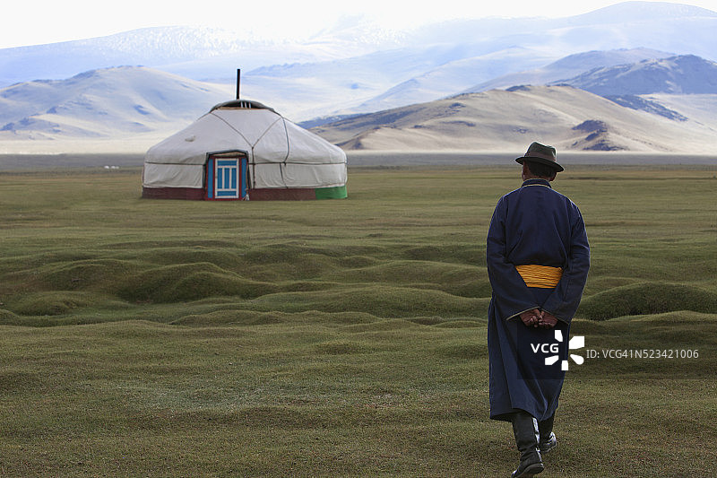 走向蒙古包的蒙古族男人图片素材