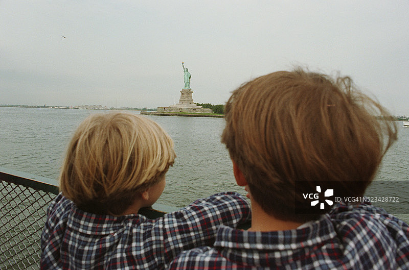前往自由女神像的渡轮图片素材