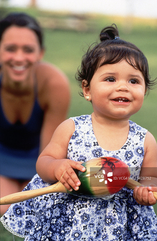 幼童玩沙锤图片素材