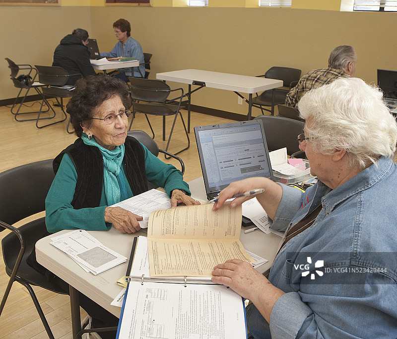 志愿者在老年护理中心提供免费税务申报服务图片素材