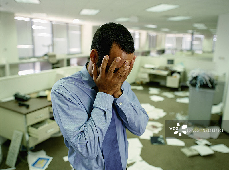 凌乱办公室里有压力的商人图片素材