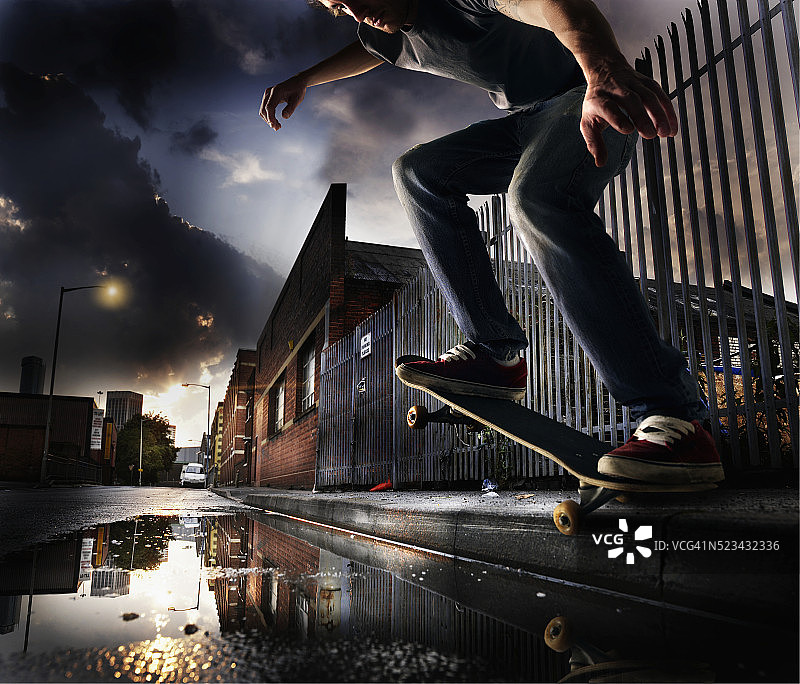 滑板手沿路缘滑板图片素材