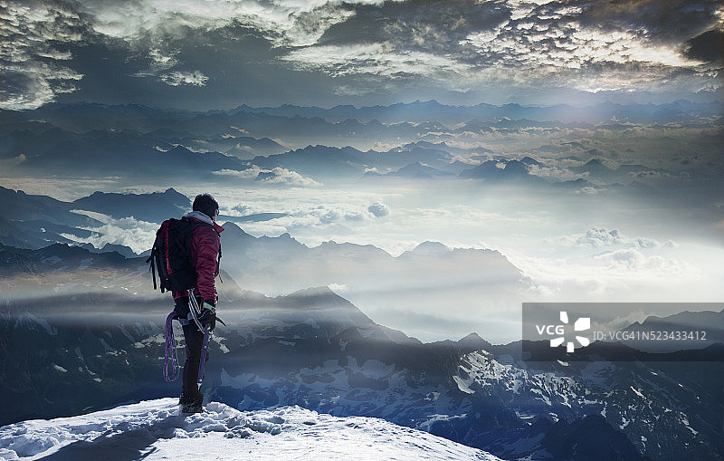 登山者登顶图片素材