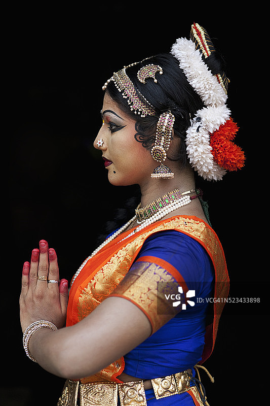 微笑的印度南部喀拉拉邦传统舞者肖像图片素材