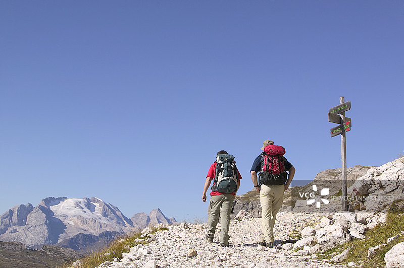 在意大利多洛米蒂山脉徒步的登山者图片素材