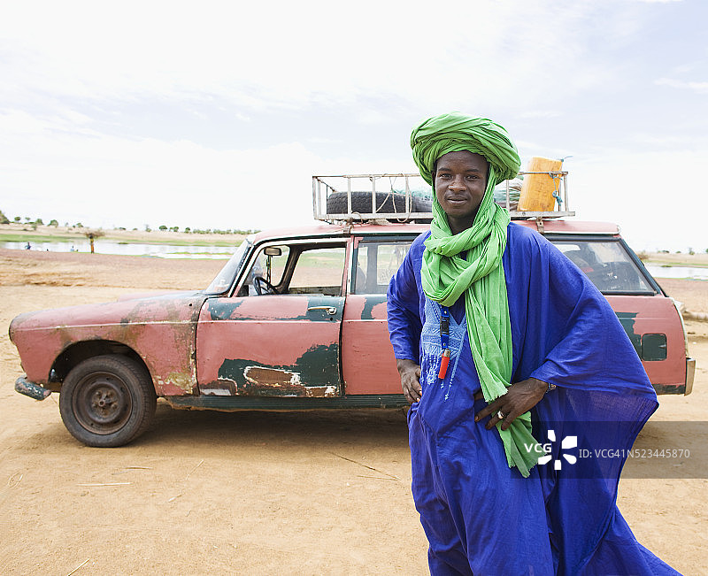 图阿雷格男人和旅行车图片素材