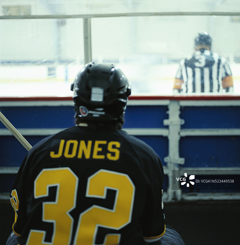 坐在罚球区的曲棍球运动员图片素材