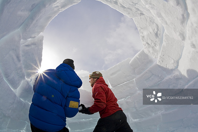 冬季露营指南与圆顶冰屋搭建图片素材
