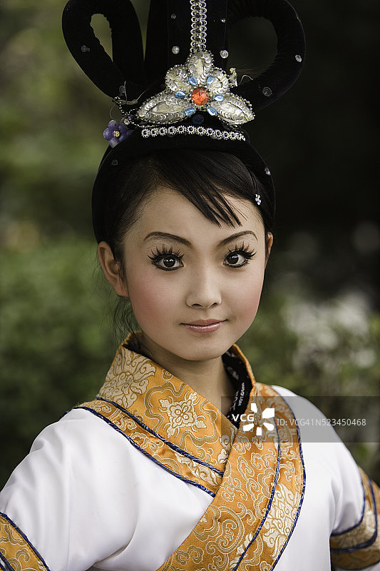 身穿秦朝传统服饰的年轻女子图片素材