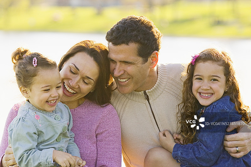 微笑的一家人图片素材