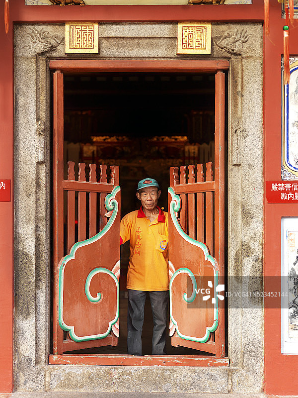 新山柔佛古庙的庙祝打开庙门图片素材