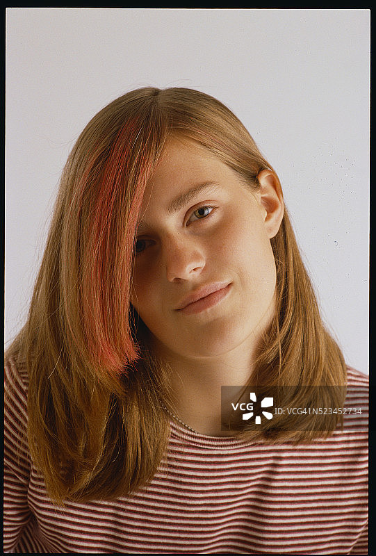 头发中有一缕红发的少女图片素材