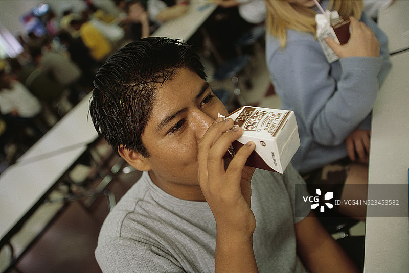 学生在学校餐厅喝巧克力牛奶图片素材
