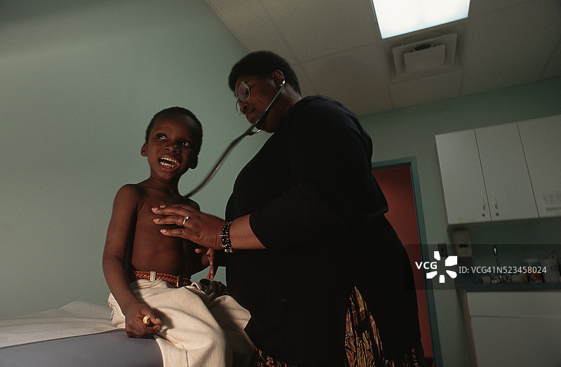 医生检查儿童图片素材