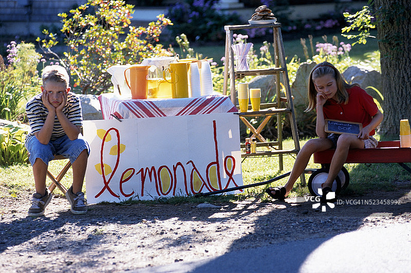 在柠檬水摊位感到无聊的孩子们图片素材