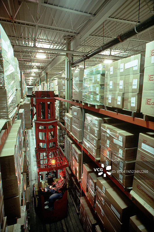 仓库叉车操作员图片素材