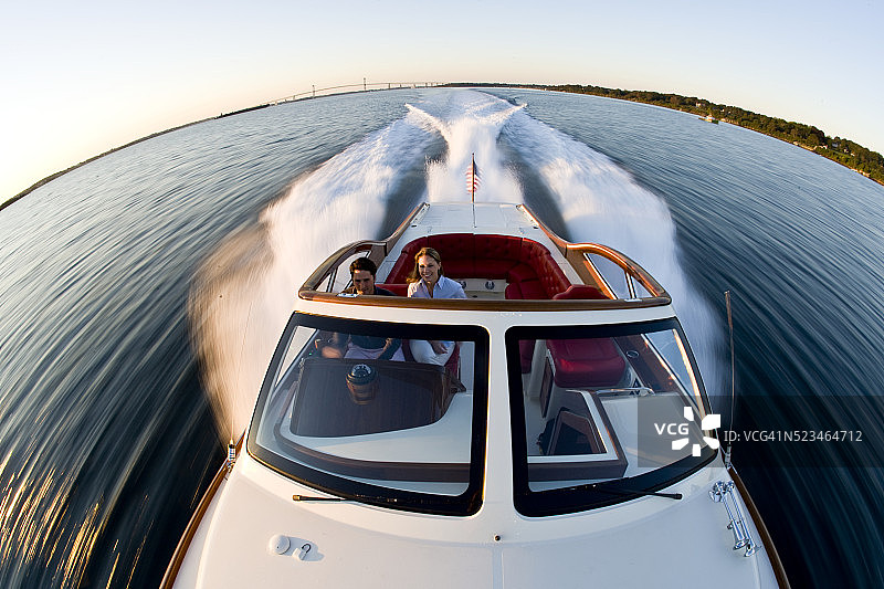 在纳拉干西特湾的Hinckley Talaria 38动力艇上的情侣图片素材