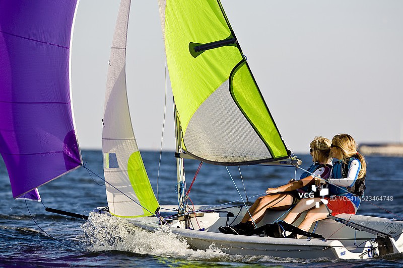 少女们驾驶着RS Feva帆船图片素材