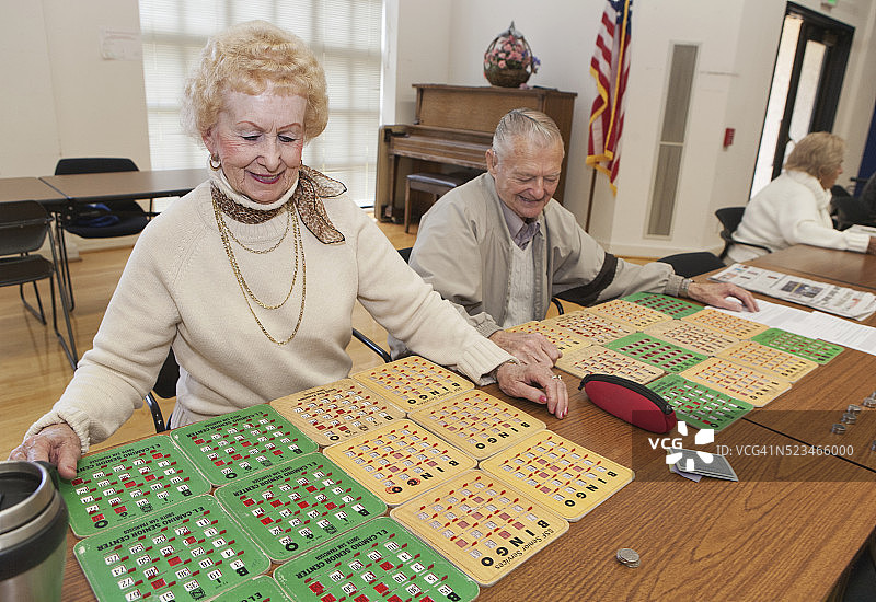 退休夫妇在养老中心玩宾果游戏图片素材