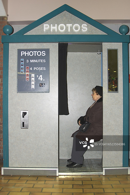 女人坐在照相亭里图片素材