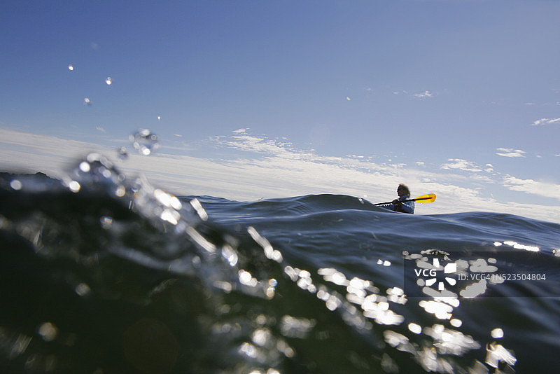 在斯德哥尔摩群岛波涛汹涌的水域中的皮划艇爱好者图片素材