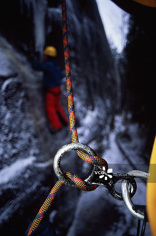 冰攀绳索上的帆缆销钉图片素材