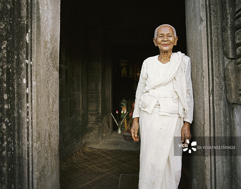 在寺庙里身穿白色衣服的年长女性图片素材