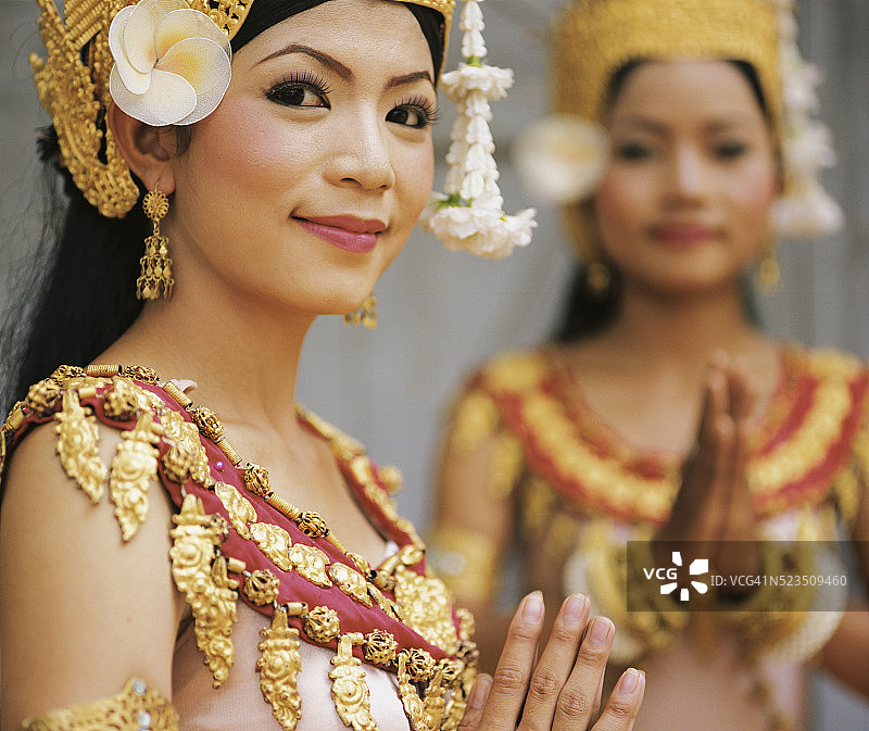 两个穿着精致服装、面带微笑的传统舞蹈演员图片素材