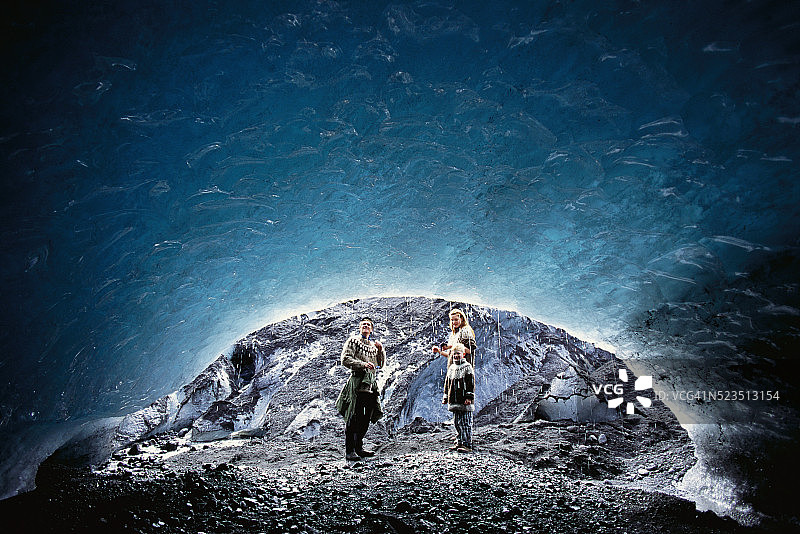 一家人欣赏冰岛冰洞图片素材