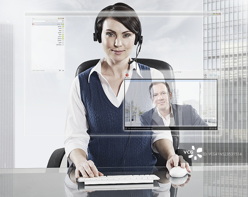 商务人士进行视频通话图片素材