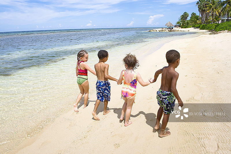 孩子们在牙买加海滩玩耍图片素材