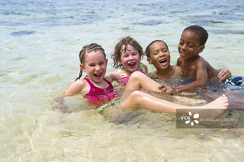 孩子们在牙买加海滩玩耍图片素材