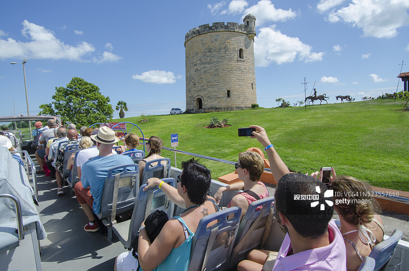 乘坐巴士观赏城堡的游客图片素材