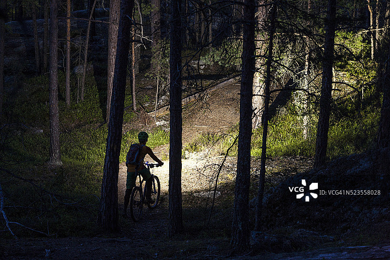 女子夜间骑行图片素材