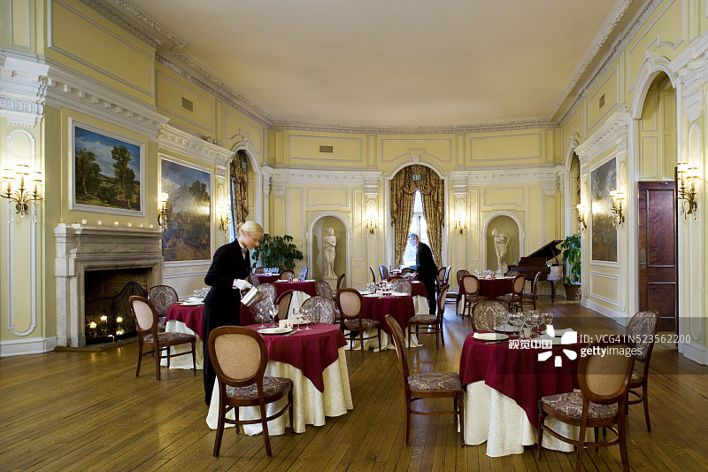 由20世纪早期庄园改造的大型酒店的用餐区图片素材