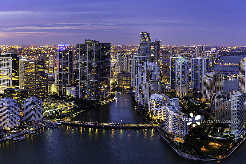 佛罗里达州迈阿密夜间鸟瞰图片素材