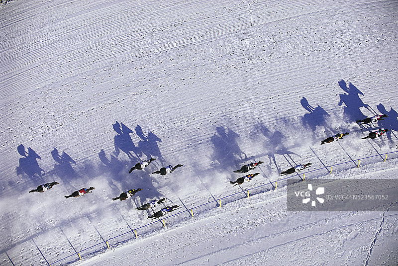 瑞士圣莫里茨白色草地赛马图片素材