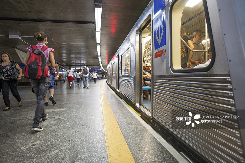 人们在巴西圣保罗的地铁旁行走和乘坐地铁图片素材